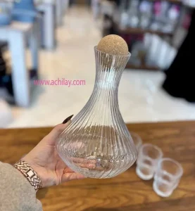 نمای نزدیک از تنگ شیشه‌ای Deli Glass